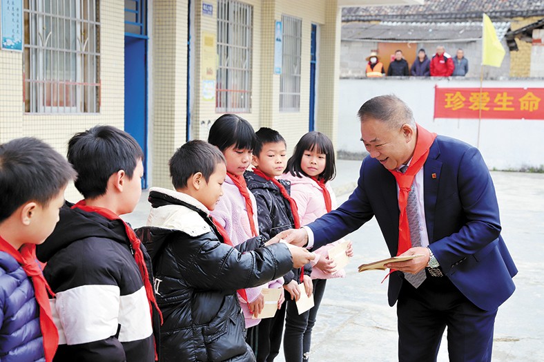 12月25日至26日，我集團向捐建學校師生頒發“三正獎教助學金”合計23.98萬元。并向三正合水小學捐贈了價值7.5萬的多媒體教學設備，向揭陽鳳湖小學碧潭三正分校一名病重學生捐贈1萬元助其度過難關。