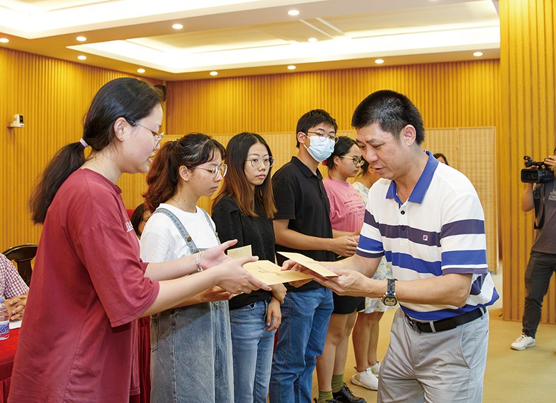 8月29日上午，“2023年廣東三正集團捐資助學金發放儀式”在橋頭鎮第四小學舉行，為25名橋頭籍困難家庭在讀大學生發放助學金19.04萬元。